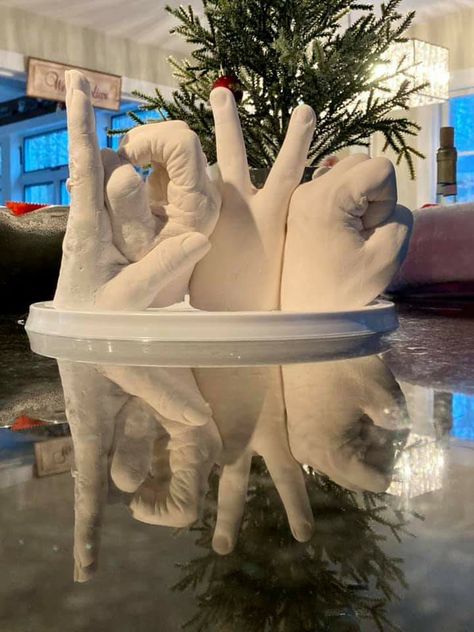 Family Plaster Hands, Hand Casting Kit Ideas, Hand Molding Family, Hand Sculpture Art, Family Hand Molding Ideas, Casting Hands Ideas, Family Hand Mold Ideas, Hand Casting Ideas Family, Hand Molding Ideas