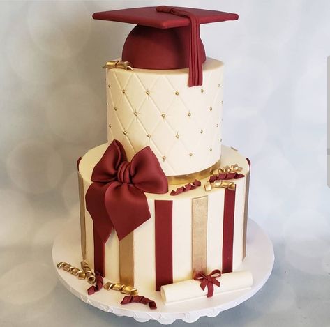 Red And Gold Graduation Cake, Maroon Graduation Cake, Classy Graduation Cake, Graduation Cap Cake, Graduation Cake Designs, Graduation Cake Ideas, Grad Cakes, Graduation Treats, Gold Wedding Cakes