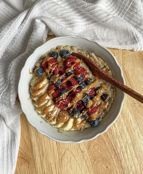 Healthy Porridge Toppings, Oatmeal Meal Prep, Chicken Porridge Aesthetic, Porridge Aesthetic, Oats Breakfast Aesthetic, Meals High Protein, Healthy Breakfast Oatmeal, Oatmeal With Fruit Aesthetic, Aesthetic Oatmeal Bowl