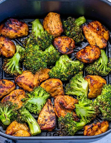 This flavorful Air Fryer Chicken and Broccoli recipe is so easy to make and can be ready in just about 30 minutes! Airfryer Chicken And Broccoli, Chicken And Veggie Air Fryer, Chicken Broccoli Air Fryer, Chicken Broccoli Air Fryer Recipes, Chicken And Broccoli Air Fryer Recipes, Air Fryer Chicken Veggies, Chicken And Broccoli Air Fryer, Air Fryer Dinner Ideas Healthy, Chicken Tenderloin Meal Prep