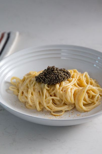 With a quick, simple preparation and short list of high quality ingredients, this Caviar Pasta is a decadent meal inspired by classic cacio e pepe. Chef Ludo Lefebvre swapped out the cheese and added a dollop of briny caviar to create a salty, creamy, lemony dish that's perfect for date night at home. If caviar isn't an option right now, just make the creamy pasta — it will still taste delicious!  📸 by Chloe Crespi for Ludo à la Maison and Food & Wine Pasta With Caviar, Caviar Pasta Recipe, Caviar Pasta, Buckwheat Pasta, Gourmet Pasta, Caviar Recipes, Gluten Free Vegetarian Recipes, Butter Pasta, Pasta Night