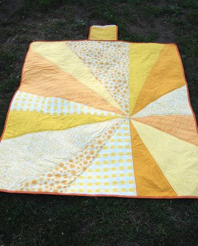 Tutorial: Sunburst Picnic Blanket | you and mie Dyi Baby Blanket, Quilted Beach Blanket, Patchwork Picnic Blanket, Quilt Picnic Blanket, Picnic Quilt Ideas, Quilted Picnic Blanket, Diy Picnic Blanket, Sunburst Quilt, Picnic Blanket Diy