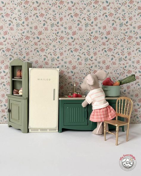 Maileg corner cabinet is now available in Mouse size! #maileg #mailegmouse#maileghouse #dollhouseminiatures #dollhouseminiature #dollhousedecor #dollhousetherapy #maileghouse Maileg Dollhouse, Maileg Doll House, Maileg Dolls, Battery Powered Led Lights, Egmont Toys, Mouse Hole, Maileg Mouse, Doll House Furniture, Corner Cabinet