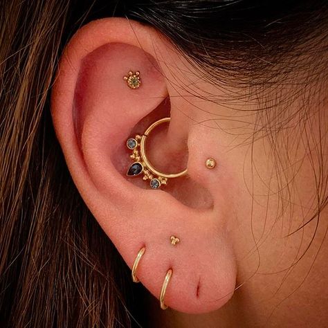 Anti Lobe Piercing, Triangle Piercing Lobe, Triangle Lobe Piercing, Triangle Ear Piercing, Cool Ear Piercings, Cute Ear Piercings, Lobe Piercing, Daith Piercing, Jewelry Inspo