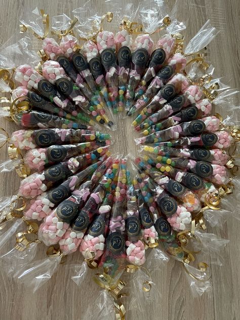 Paquet de bonbons Fete de l’Aïd #bonbons #candy #aid #eid #eidmubarak #cornet #enfant Aid Mubarak, Aid El Fitr, Eid Moubarak, Eid Mubarak, Wedding Outfit, Ramadan, Decor Inspiration, Small Business, Gift Ideas