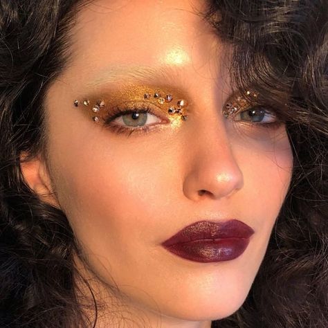 Gold Goddess Makeup, Dark Lipstick Makeup, Coachella Makeup, Make Carnaval, Goddess Makeup, Burgundy Lipstick, Gold Makeup Looks, New Year's Makeup, Rhinestone Makeup