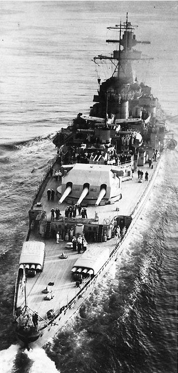 Panzerschiff Admiral Graf Spee in the English Channel, Apr 1939, photo 3 of 3; note Arado Ar 196 A-1 floatplane her catapult Montana Class Battleship, Arte Pin Up, Battle Ships, Heavy Cruiser, Capital Ship, Ship Tattoo, Naval History, Harbin, Tug Boats