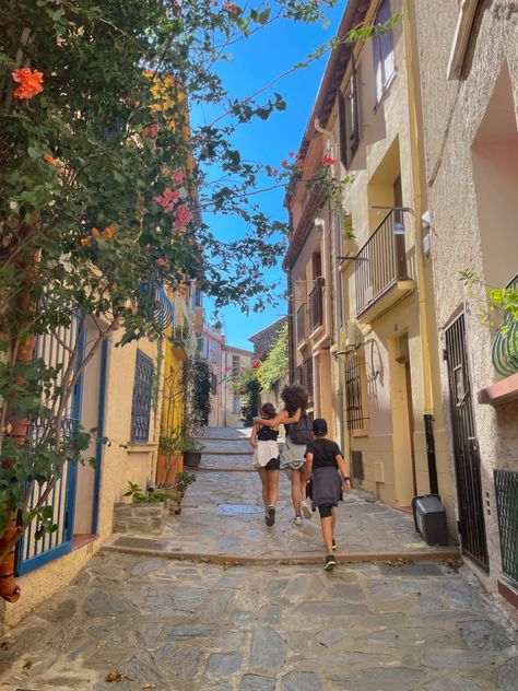 France Lifestyle Aesthetic, Living In France Life, South Of France Apartment, South Of France Countryside, South Of France Photo Ideas, South Of France Instagram Pictures, La Summer Aesthetic, France Countryside Aesthetic, Summer In France Aesthetic