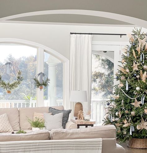 Elevate Your Holiday Decor with a Coastal Twist - Explore Our Comprehensive Guide at CassDesignCo.com. #HolidayHome #ChristmasDecor #CoastalStyle Serena And Lily Christmas Decor, Florida Christmas Tree, Organic Coastal, Holiday Living Room, Holiday Bedroom, Coastal Christmas Tree, Coastal Christmas Decor, Blue Christmas Decor, Coastal Holiday