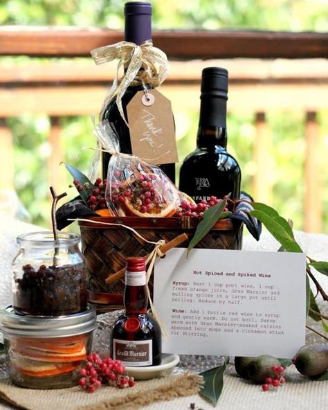 In a DIY gift basket, don't forget the glogg Gift Basket Homemade, Mulled Wine Gift, Mulled Wine Kit, Diy Wine Gift Baskets, Christmas Mulled Wine, Homemade Mulled Wine, Diy Gift Basket, Mulling Spices, Season Of Giving