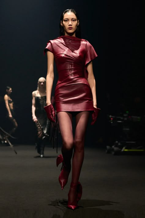 Mugler Fall 2024 Ready-to-Wear Collection | Vogue Red Leather Dress, Runway Fashion Couture, Runway Outfits, Fashion Couture, Fashion Runway, Inspiration Mode, Leather Dress, Runway Looks, Look Chic