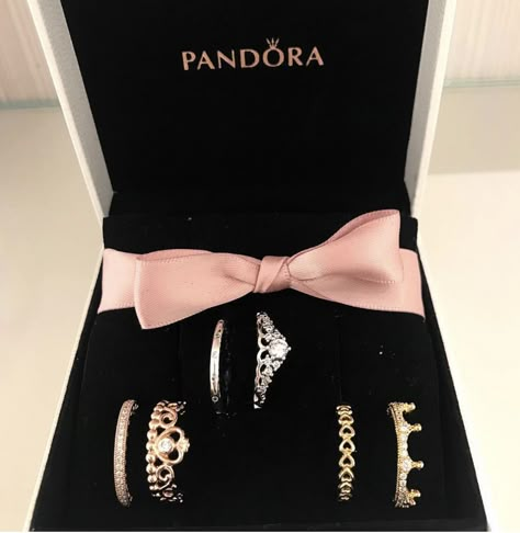 Pandora Bracelet Charms Ideas, Cute Promise Rings, Pandora Bracelet Designs, Style Artist, Pandora Jewelry Charms, Pandora Ring, Beautiful Gemstones, Jewels Rings, Jewelry Accessories Ideas