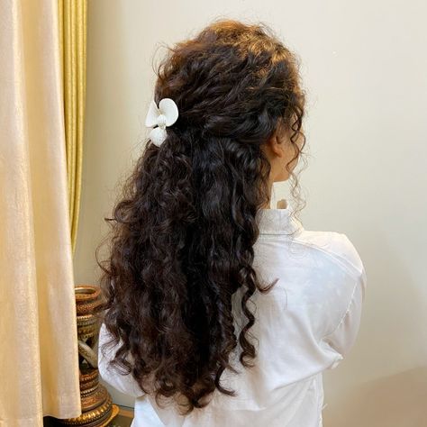 Curly Hairstyle For Saree, Curly Hair Photoshoot Ideas, Indian Curly Hair, Curly Hair Accessories, Saree Hairstyles, Natural Curly Hair Cuts, Medium Length Curly Hair, Curls Hairstyles, Indian Wedding Hairstyles