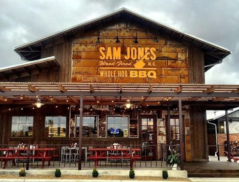 Rustic Restaurant Exterior Design, Ranch Style Restaurant, Bbq Restaurant Exterior Design, Texas Bbq Restaurant, Barn Restaurant Ideas, Barbecue Restaurant Design, Western Bar Ideas, Bbq Restaurant Interior, Bbq Restaurant Design