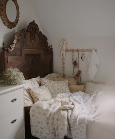 Calm Bedroom, Cottage Bedroom, Lovely Home, Pretty Room, Dreamy Room, Vintage Kids, Apartment Decorating, Dream Room Inspiration, Cozy Room