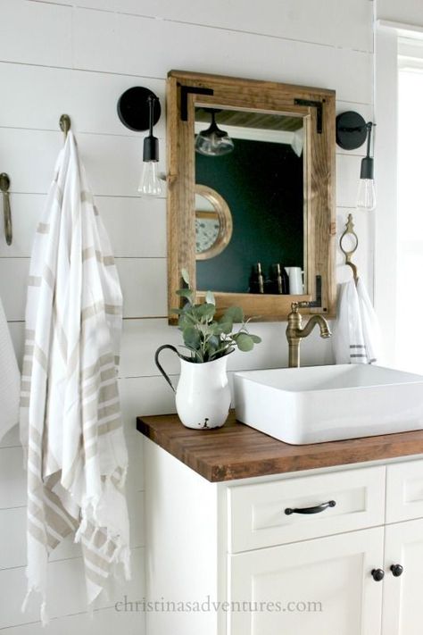 This vintage inspired farmhouse bathroom is filled with wood tones, mixed metals, shiplap, vintage treasures, and lots of DIY projects. Modern Farmhouse Bathroom Decor, Makeover Kamar Mandi, Farmhouse Bathroom Decor Ideas, Interior Design Minimalist, Farmhouse Bathroom Vanity, Bad Inspiration, Modern Farmhouse Bathroom, Trendy Bathroom, Bathroom Redo