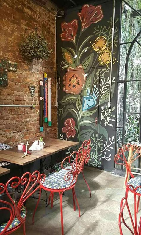 Aprende a pintar murales decorativos en las paredes y transforma tu hogar en un espacio único India Decor, Paper Decor, Gray Walls, Ideas Videos, Painted Walls, Coffee Shop Design, Cafe Interior Design, Deck Ideas, Decor Halloween