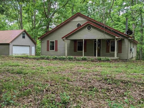 Under $150K Sunday - c.1949 Tennessee Country Home For Sale on 4.17 Acres Under $118K - Old Houses Under $100K Tiled Bath, Old Country Houses, Cheap Houses, Old Houses For Sale, Bungalows For Sale, Pine Floors, Country Houses, Starter Home, Detached Garage