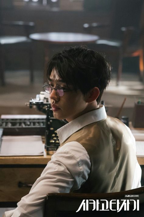 Chicago Typewriter - Yoo Ah In Yoo Ah In Chicago Typewriter, Chicago Typewriter Kdrama, Chicago Typewriter, Gu Family Books, Big Bang Top, G-dragon, Jung Yong Hwa, Foreign Film, Historical Background