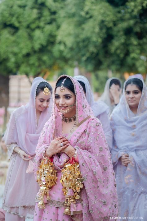 An Intimate Anand Karaj With Tones Of Pink & Purple Anand Karaj Lehenga, Punjabi Ring Ceremony Dress, Pink Bridal Suit Punjabi, Anand Karaj Suit Bride, Anand Karaj Suit, Anand Karaj Bride, Anand Karaj Outfit, Dupatta Setting, Udaipur Wedding