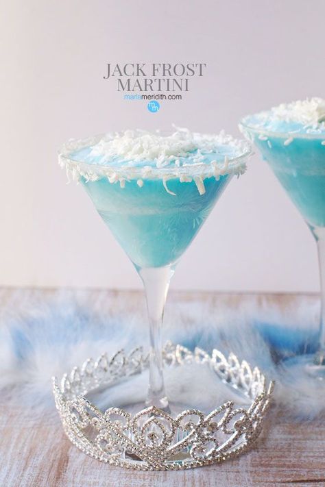 Jack Frost Martini: We love these pretty, frosty blue martinis for the holidays. They are festive and delicious! January Martinis, Frozen Martini Recipes, Winter Martini Recipes, Snowflake Martini Recipe, Snowflake Martini, Gin Punch, Pub Drinks, Christmas Beverages, Blueberry Martini