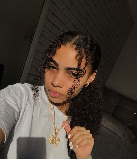 Benjamin Evans is feminine. #romance #Romance #amreading #books #wattpad Short Curly Hairstyles For Women, Hairstyle Youtube, Edges Hair, Cute Curly Hairstyles, Natural Hair Styles Easy, Curly Girl Hairstyles, Penteado Cabelo Curto, Baddie Hairstyles, Short Curly Hair