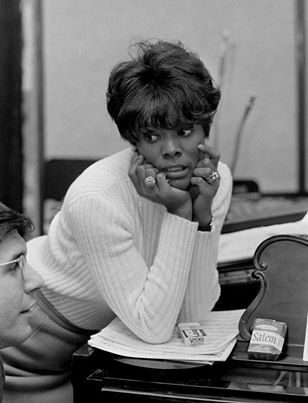 Dionne Warwick Dionne Warwick 60s, Dionne Warwick, Music Black, Legendary Singers, Soul Songs, Vintage Black Glamour, Black Celebrities, Women In Music, Black Music