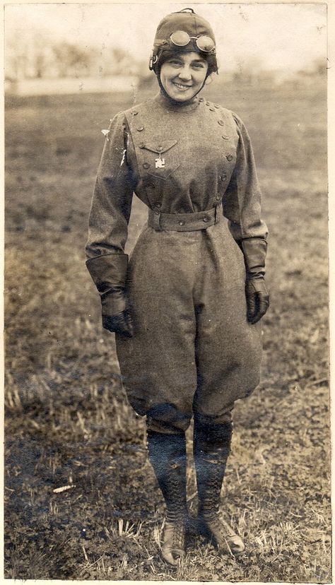 Matilde Moisant was the second woman in the United States to receive a pilot's license. (Smithsonian National Air and Space Museum: Women in Aviaition and Space History) Steampunk Pilot, Wilde Westen, Female Pilot, Air And Space Museum, Luck Charm, Interesting History, Great Women, Dieselpunk, Women In History