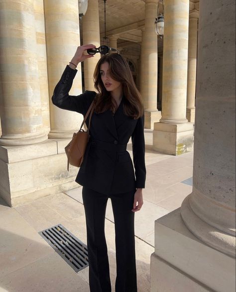 Feminine Outfits Casual, Graduation Suit, Business Formal Women, Black Suit Dress, Professional Outfit, Work Outfit Inspiration, Styling Outfits, Woman In Suit, Outfit Styling