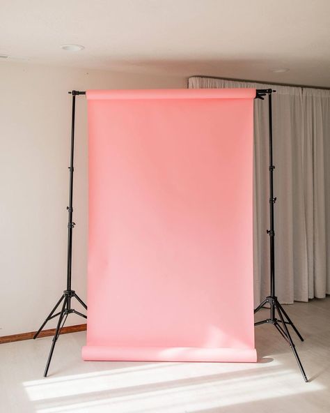 Pink Photography Background, Pink Podcast Studio, Pink Studio Photoshoot, Pink Backdrop Photoshoot, Pink Photo Backdrop, Faceless Aesthetic, Content Studio, Maria Nila, Pink Photography