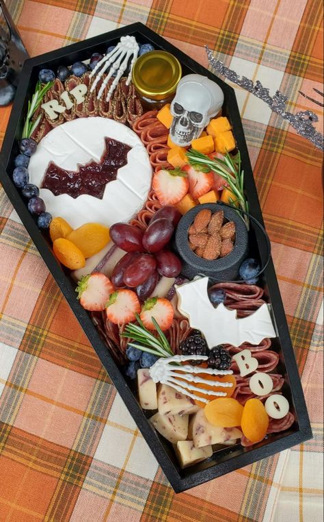 Summerween Drink Ideas, Coffin Wedding Decor, Halloween Charcutiere Board, Halloween Snack Platter, Summerween Treats, Summerween Aesthetic Food, Summer Ween Food, Summerween Snacks, Halloween Party Charcuterie Board