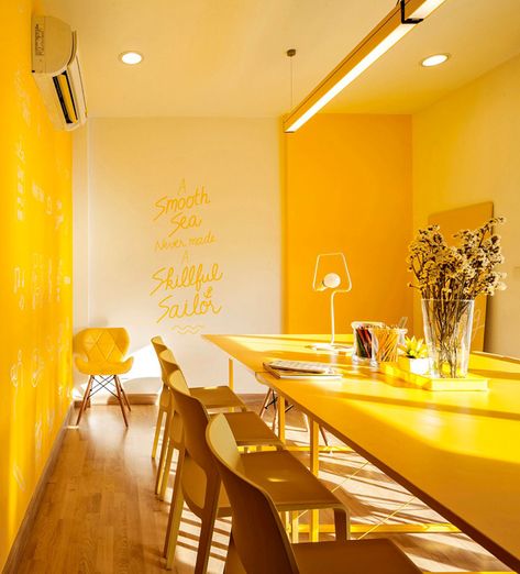 10 Bold Examples Of Monochromatic Interiors // Meetings are made much more cheerful in this yellow office. Colorful Office Design, Monochromatic Interior, Yellow Office, Monochromatic Room, Monochrome Interior, Yellow Room, Monochromatic Color Scheme, Yellow Home Decor, Yellow Decor