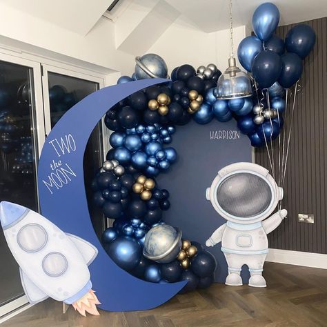 ThePrettyPropco on Instagram: “🌙🪐TWO THE MOON🪐🌙 Love doing a new theme 🚀 space set up to celebrate Harrison turning 2 🚀 #space #spacebirthday #two #twothemoon…” Houston We Have A Boy Baby Shower Decor, Space Theme Centerpiece Ideas, Astronaut Theme Birthday Party, Space Theme Decorations, 2nd Birthday Party For Boys, Astronaut Party, Space Theme Party, Astronaut Birthday, Baby Birthday Themes