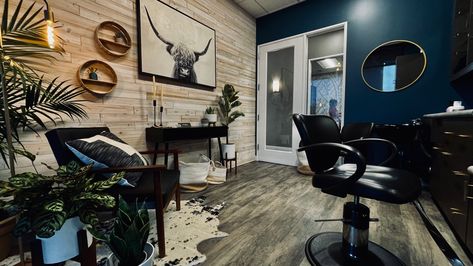 Boho Western Salon Decor, Farmhouse Salon Suite, Western Salon Decorating Ideas, Western Beauty Salon Names, Western Salon Suite, Western Hair Salon Names, Western Boho Hair Salon, Western Hair Salon Ideas, Western Salon Decor