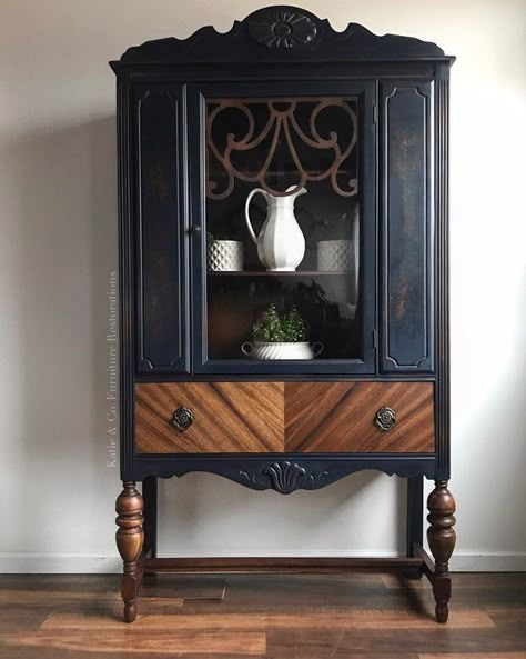 Antique China Cabinet, China Cabinet Makeover, Muebles Shabby Chic, Painted China Cabinets, Diy Furniture Renovation, Cabinet Makeover, Furniture Renovation, Creative Furniture, Furniture Hacks