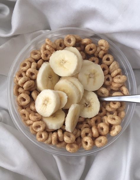 cheerios & bananas Cereal With Bananas, Cheerios Aesthetic, Cereal With Fruit, Banana Cereal, Easy Healthy Breakfast Ideas, Healthy Breakfast Ideas, Healthy Food Inspiration, Think Food, Food Is Fuel