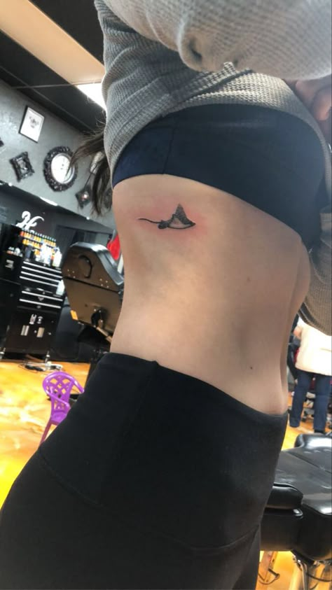 Stingray Tattoo Thigh, Aesthetic Ocean Tattoos, Cute Ocean Tattoos, Ocean Animals Tattoo, Tattoo Stingray, Eagle Ray Tattoo, Oceanic Tattoo, Ocean Related Tattoos, Sting Ray Tattoo