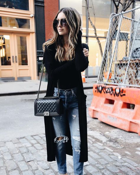 Ripped jeans, long black cardigan and Chanel boy bag Black Cardigan Outfit, Long Cardi, Long Black Cardigan, Cardigan Outfit, Jeans Long, Outfit Jeans, Cardigan Outfits, Max Azria, Crop Top Outfits