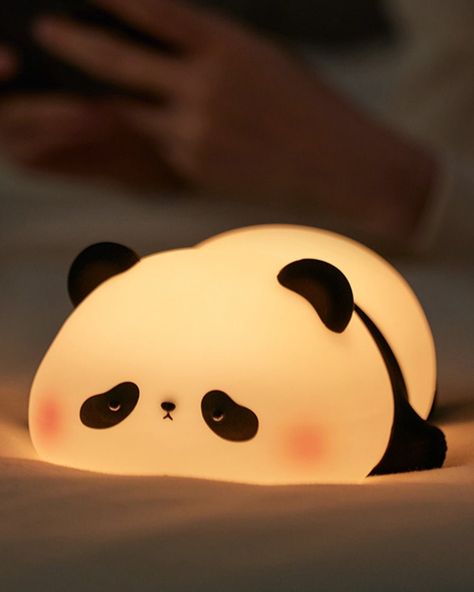 This silicone panda nightlight is soft, food-grade silicone material that provides a comfortable light and can be kneaded to reduce stress. Stuff Toys Aesthetic, Panda Lights, Aesthetic Lamp, Panda Stuff, Tulip Lamp, Cute Furniture, Soft Food, Voltron Fanart, Panda Love