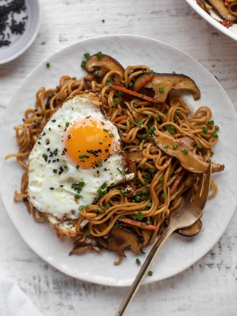 20 Minute Ramen Noodles with Sesame Fried Eggs - Veggie Ramen Veggie Ramen, Top Ramen Noodles, Ramen Noodles Recipe, Egg Noodle Recipes, Pork Ramen, Top Ramen, Asian Noodle Recipes, Peanut Noodles, Noodles Recipe