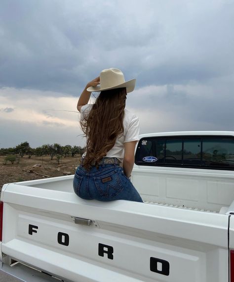 Photoshoot With Truck Photo Ideas, Cowgirl Asethic Pictures, Tailgate Photoshoot Trucks, Western Truck Photoshoot, Photo Shoot With Truck, Truck Poses For Women, New Car Pictures Ideas Instagram, Rancho Photoshoot, Poses With Truck