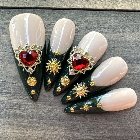 Nails shape Elvish Nail Art, 3d Nail Art Designs Gel Polish, Emerald And Gold Nails, Yule Nails, Gold And Green Nails, Enchanted Forest Nails, Gold French Manicure, Japanese Nail Art Designs, Victorian Nails