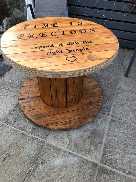 Wood Spool Tables Outdoor, Wire Spindle Table, Cable Spool Ideas Diy, Wire Spool Ideas Diy, Wooden Spool Tables Outdoor, Wooden Spool Ideas Outdoor, Wire Wheel Ideas Spool Tables, Spool Table Ideas, Large Wooden Spool Ideas