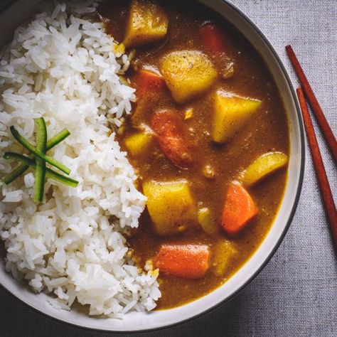 Deep in flavour lighter version of Beef Japanese Curry. Simple and delicious! Japanese Potato, Japanese Beef, Japanese Curry, Food Plate, Breakfast And Brunch, Beef Curry, Potato Curry, Carrots And Potatoes, Japanese Cooking