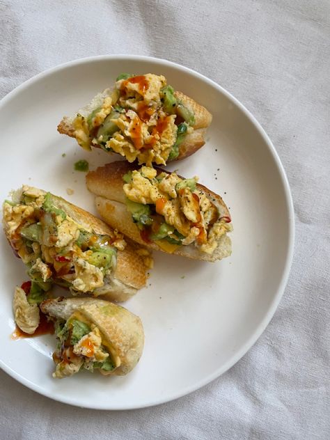 baguette with avocado and egg on top Avocado Egg Toast, Avocado And Egg, Avocado Toast Egg, Egg Toast, Avocado Egg, Food For Thought, Avocado, Toast, Egg