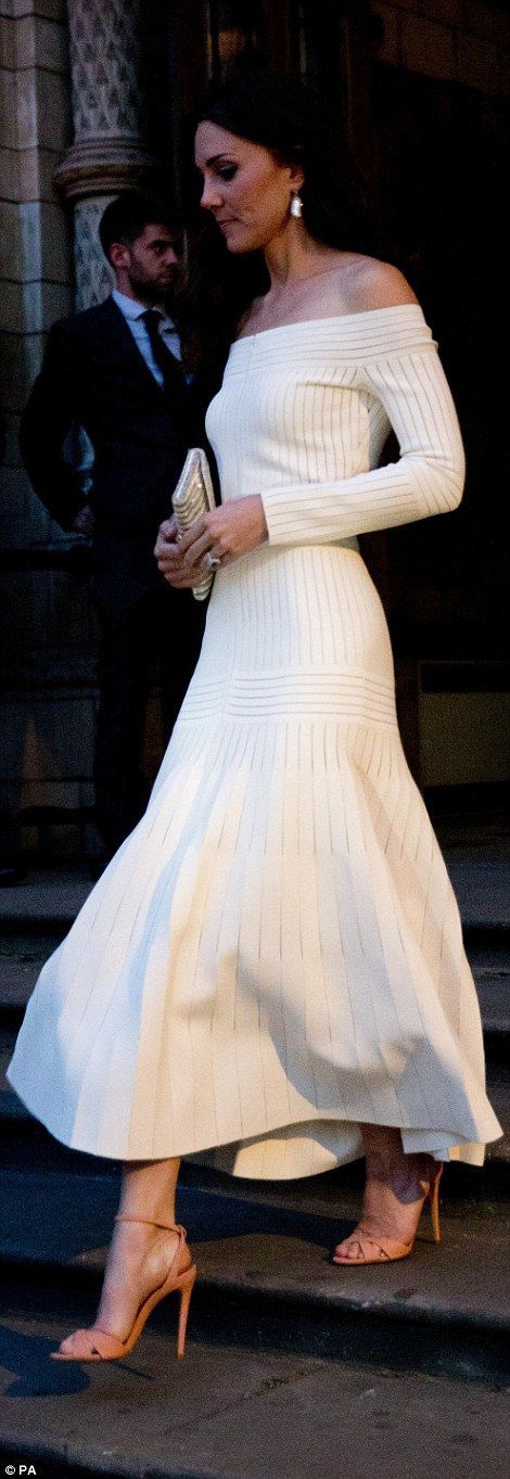 Kate Middleton wears a daring off-the-shoulder gown at Natural History Museum | Daily Mail Online Ducesa Kate, Moda Kate Middleton, Kate Middleton Stil, Estilo Real, Middleton Style, Kate Middleton Style, Beauty Dress, Duchess Kate, Lady Diana