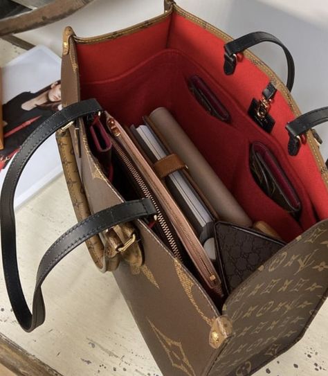 Louis Vuitton On The Go Tote Outfit, Lv On The Go, Louis Vuitton Handbags Prices, Pretty Tote Bags, Lv Tote, Purse Outfit, Louis Vuitton Tote Bag, Louis Vuitton Tote, Luxury Bags Collection