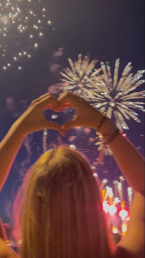 Firework show picture inspo <3 Fourth Of July Pics, Firework Show, Cherry Festival, Fireworks Pictures, Fireworks Photo, Summer To Do List, New Year Fireworks, Drawing People Faces, Fireworks Show