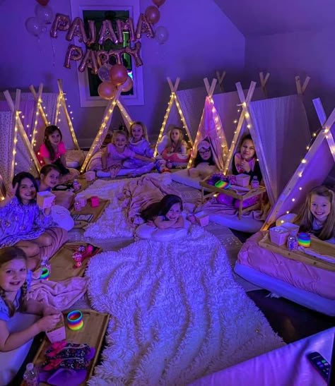 Pancakes, Pajamas, Pampering | CatchMyParty.com Slumber Party Sleeping Ideas, Beach Slumber Party Ideas, Sleepover Kids Party, Sleepover Birthday Ideas 13, Kids Sleep Over Ideas, Girl Sleep Over, Cute B Day Party Ideas, 13 Birthday Party Sleepover Ideas, Pink Slumber Party Ideas