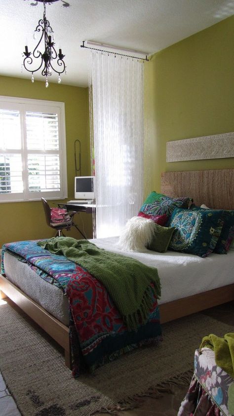 Partition Bed, Boho Eclectic Bedroom, Bedroom Office Space, Bedroom Workspace, Curtain Partition, Boho Bedroom Design, Eclectic Bedroom, Green Walls